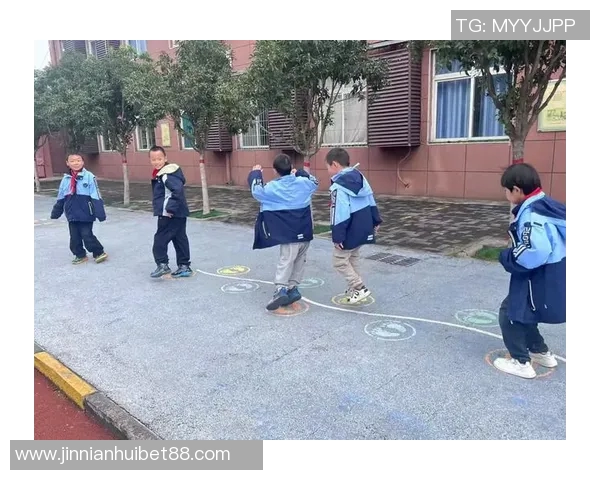 五大囧再添一笔大球后退鞋子掉落摔倒瞬间引发笑声 五大囧再添一笔大球后退鞋子掉落摔倒瞬间引发笑声