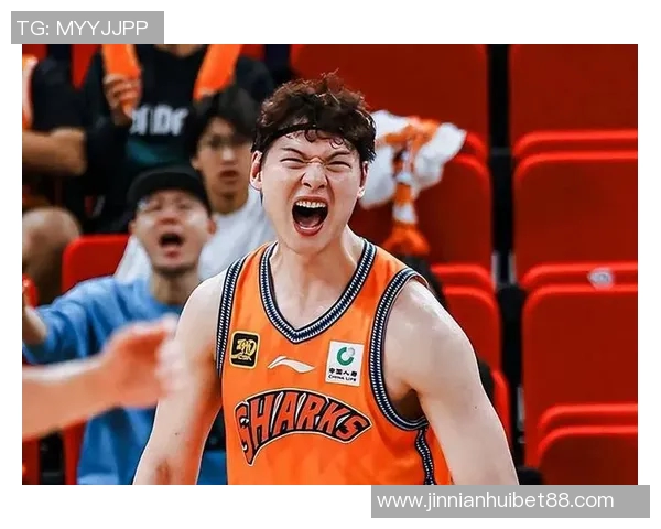 深圳外援史密斯半场表现抢眼四记三分助球队争胜 深圳外援史密斯半场表现抢眼四记三分助球队争胜