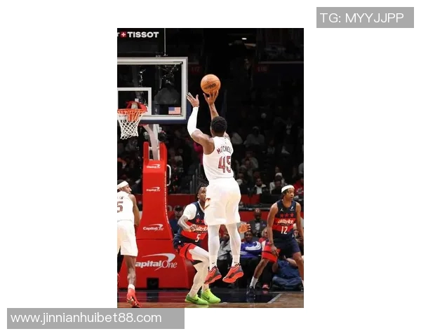 米切尔上半场表现惊艳11投8中轻松拿下18分4篮板2助攻助力球队奋勇争先